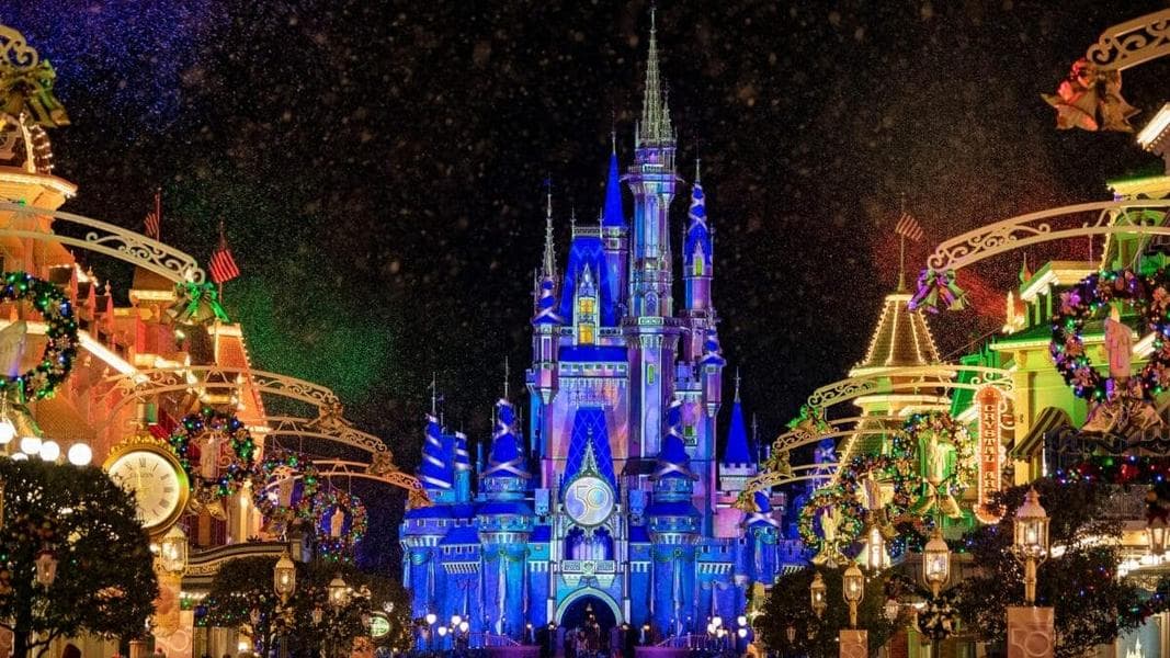 Annual Passholder Reservations for Magic Kingdom Fully Booked on Christmas Eve