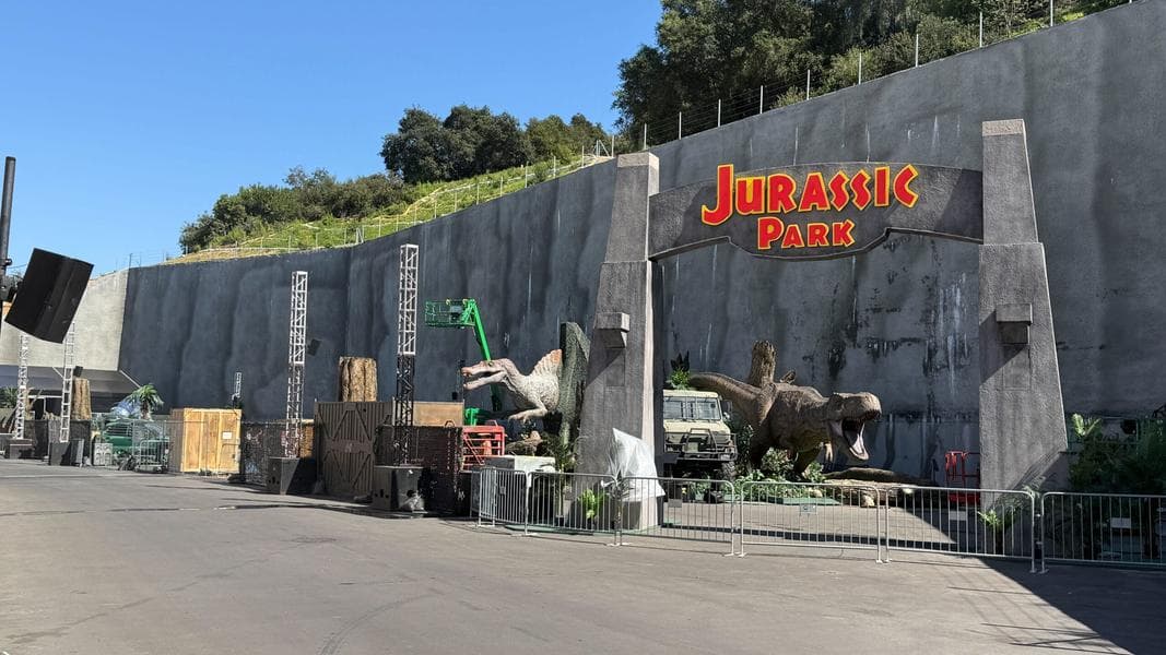 Jurassic Park Archway Added to Rumored Universal Fan Fest Nights Walkthrough Experience