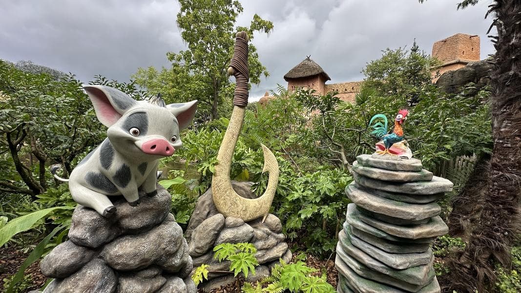 Vaiana Statues Appear in Adventureland at Disneyland Paris