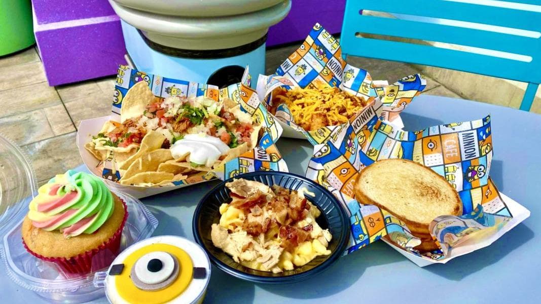 REVIEW: Trying Meatball Grilled Cheese, Loaded Nachos & Tots, Hazelnut Banana Pudding, Unicorn Cupcake, & More from New Minion Cafe at Universal Studios Hollywood