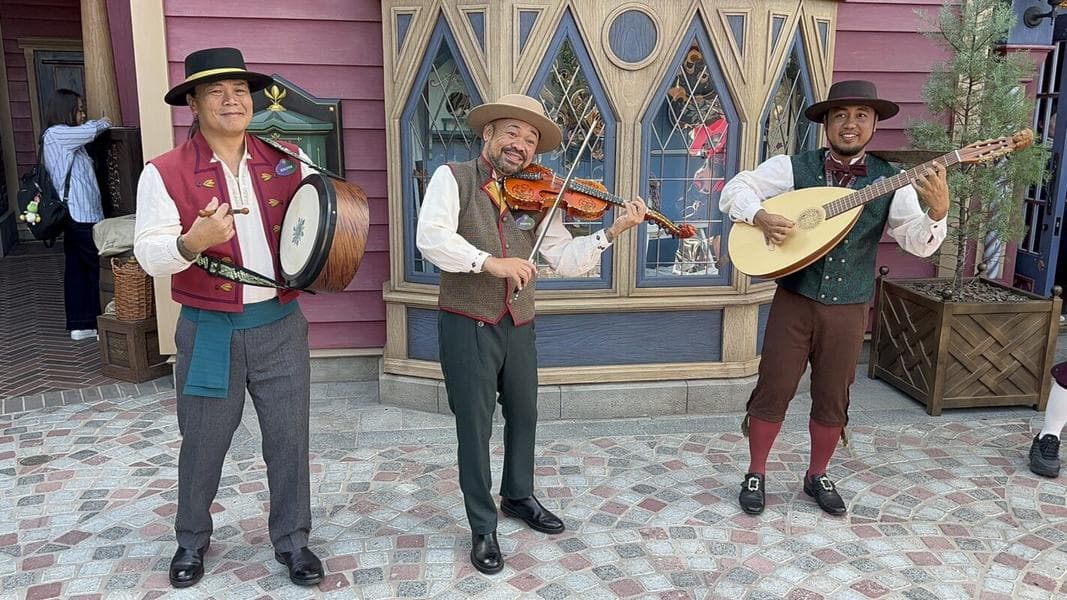 PHOTOS, VIDEO: See the Royal Arendellian Troubadours Perform at World of Frozen in Hong Kong Disneyland