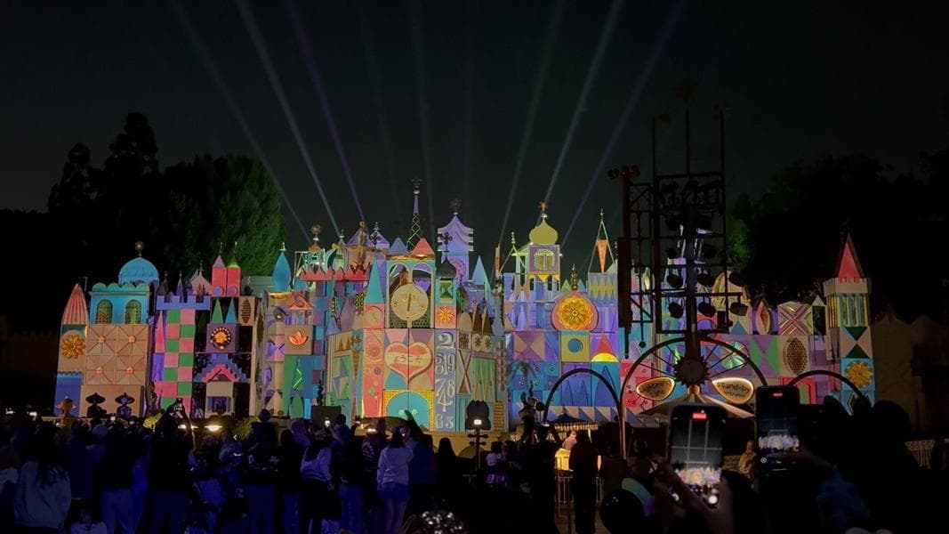 VIDEO: Tapestry of Happiness Projection Show updated with new “it’s a small world” verse for Disneyland 70th Anniversary