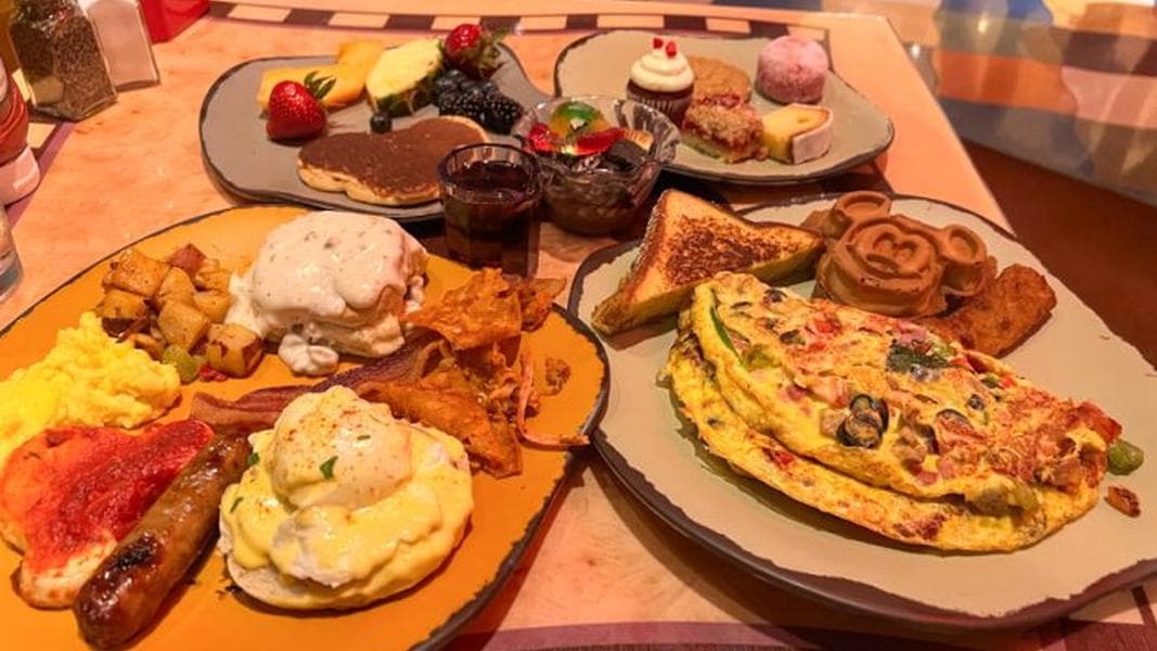 REVIEW: Why EVERYONE Should Try This Disneyland Hotel Restaurant At Least Once