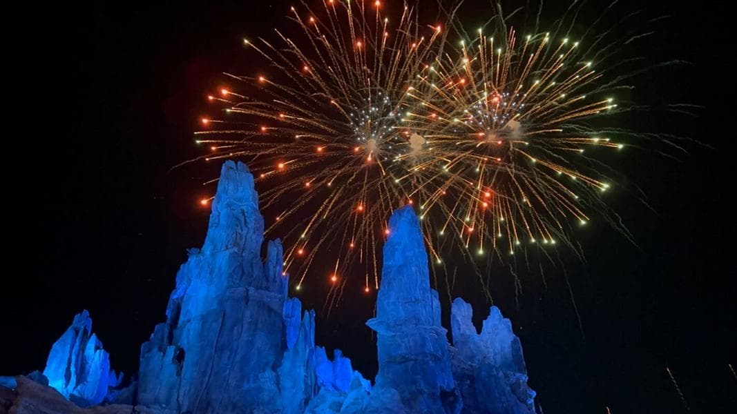Disneyland Quietly Removes Docking Bay 7 Nighttime Gathering Fireworks Dining Package