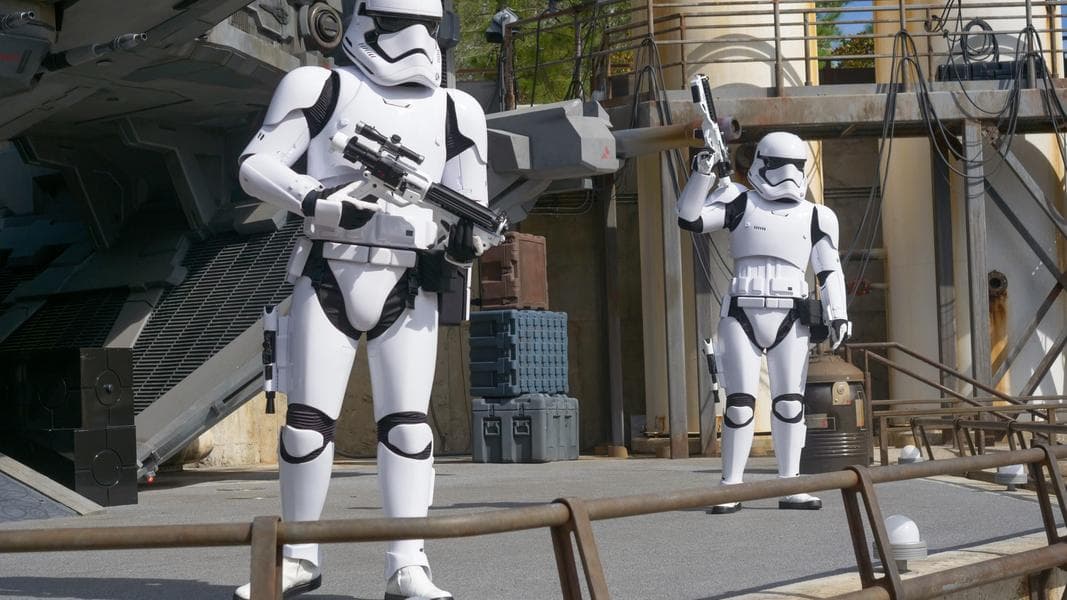 “WHOSE IS THIS?” Cast Member Looks for Parents of Child Who Attacks Stormtrooper in Star Wars: Galaxy’s Edge