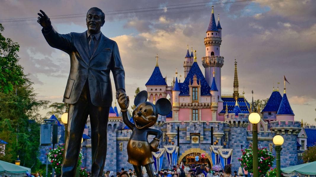 3 Best and Worst Lightning Lanes at Disneyland