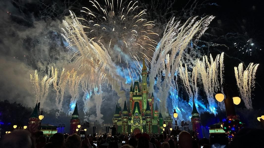 Minnie’s Wonderful Christmastime Fireworks Will Perform for All Magic Kingdom Guests