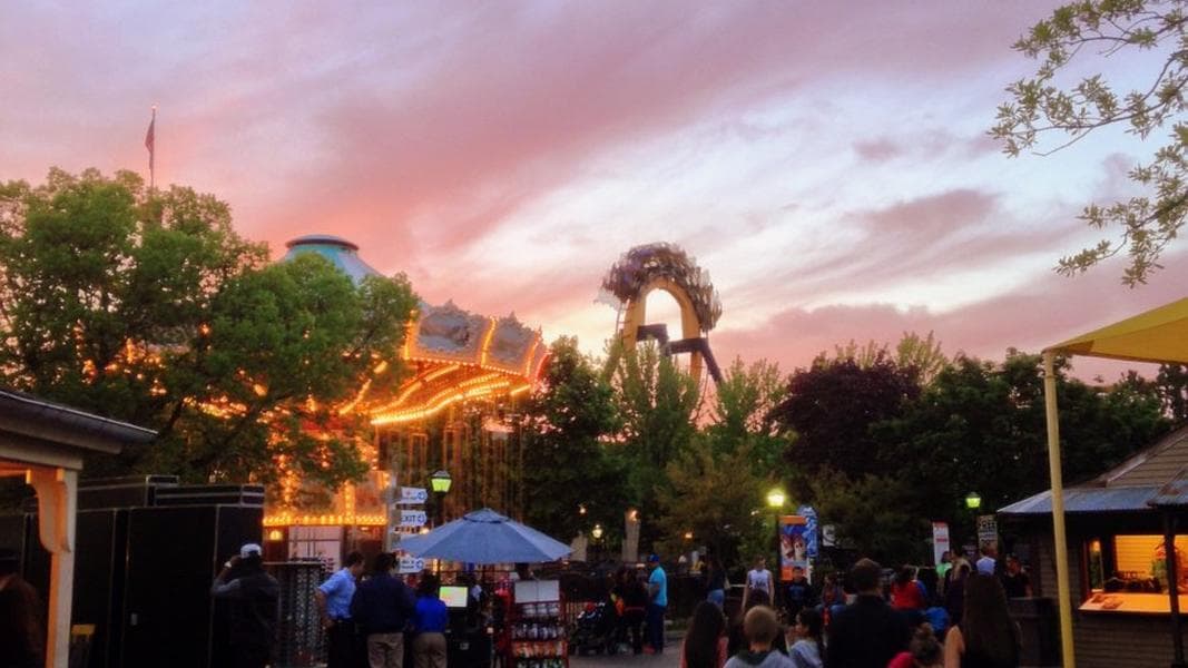 Six Flags Great America Rocks the Block