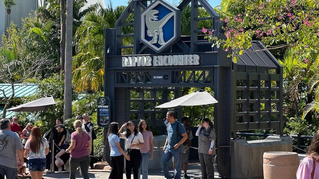 New Raptor Encounter ‘Meet and Greet’ Sign Added at Universal Islands of Adventure