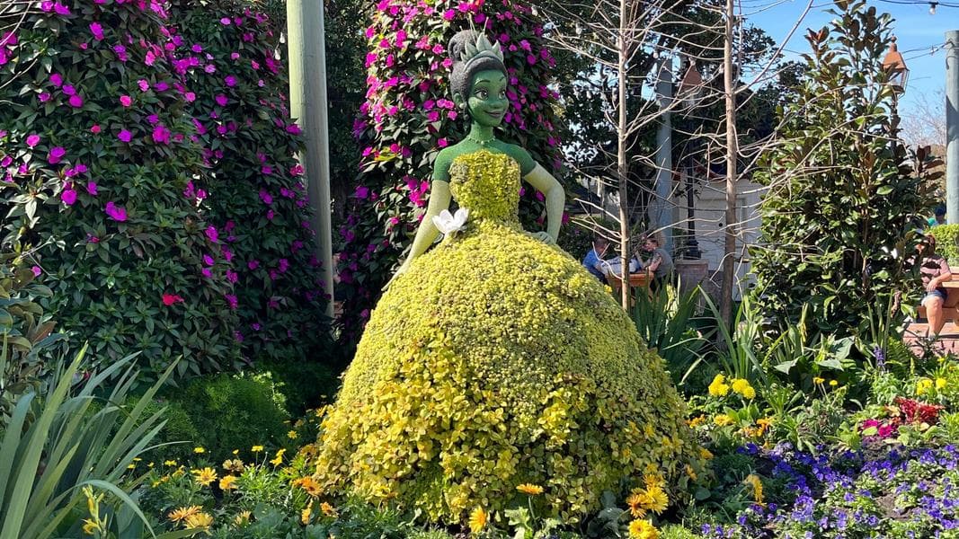 Lady and the Tramp, Tiana Topiaries & Brunchcot Sign at EPCOT International Flower & Garden Festival
