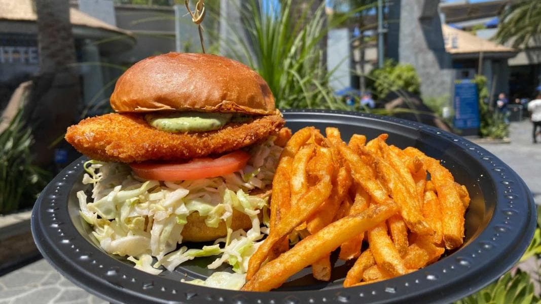 REVIEW: New Isla Chicken Sandwich from Jurassic Cafe at Universal Studios Hollywood