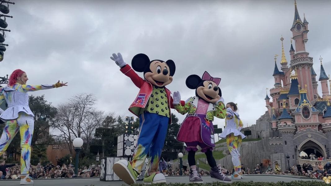 VIDEO: ‘A Million Splashes of Colour’ Parade & Show Debut at Disneyland Paris
