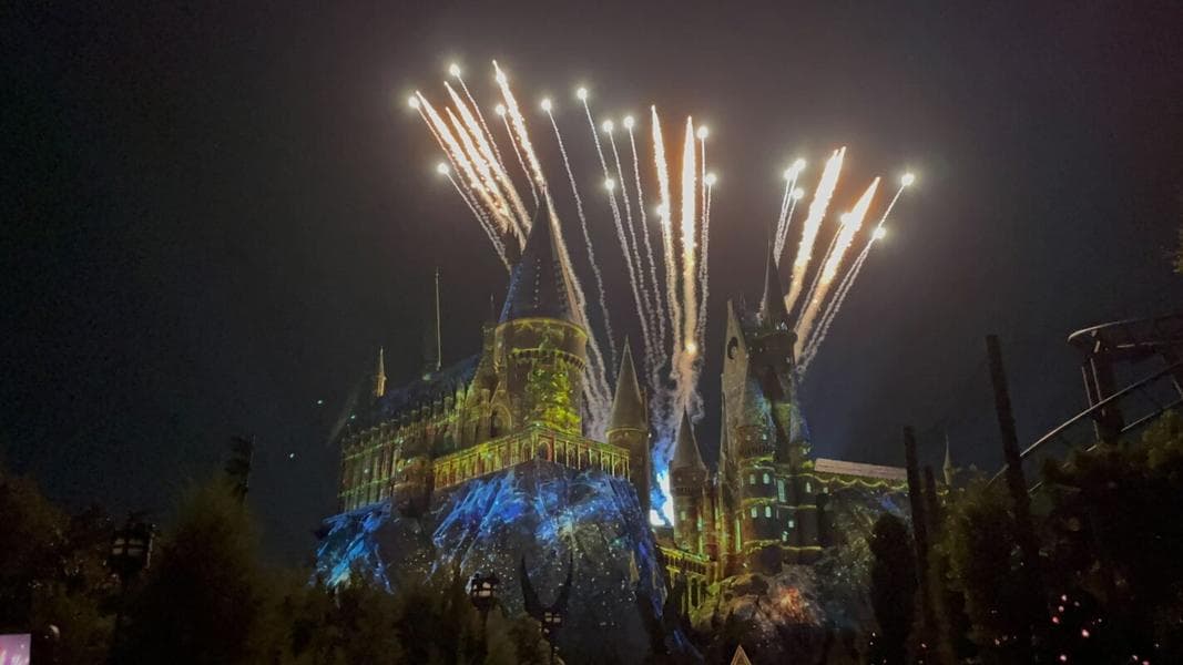PHOTOS, VIDEO: ‘The Magic of Christmas at Hogwarts Castle’ Returns to Hogsmeade in Universal Islands of Adventure