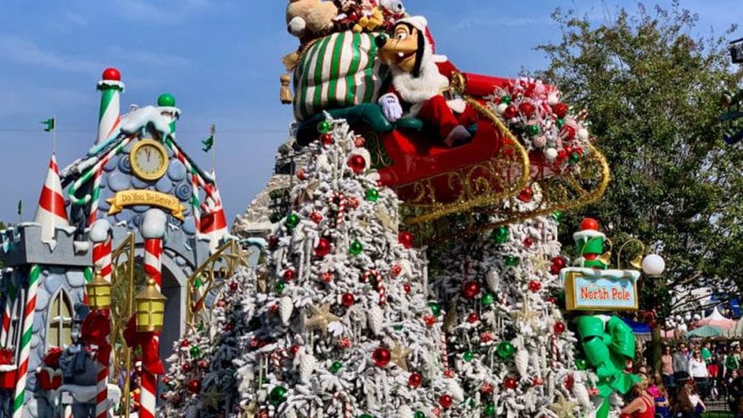 NEWS: Holiday Parades and Fireworks are Returning to Disneyland Resort!