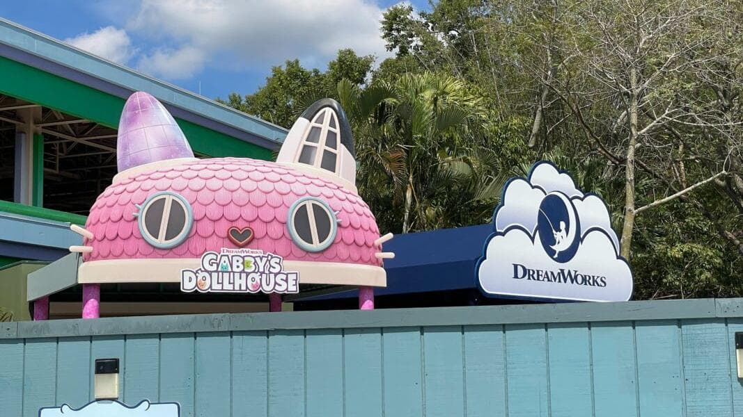 PHOTOS: Gabby’s Dollhouse Sign and More Installed at DreamWorks Land in Universal Studios Florida
