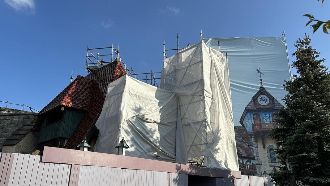 First scaffolding coming down at Au Chalet de la Marionnette in Disneyland Paris