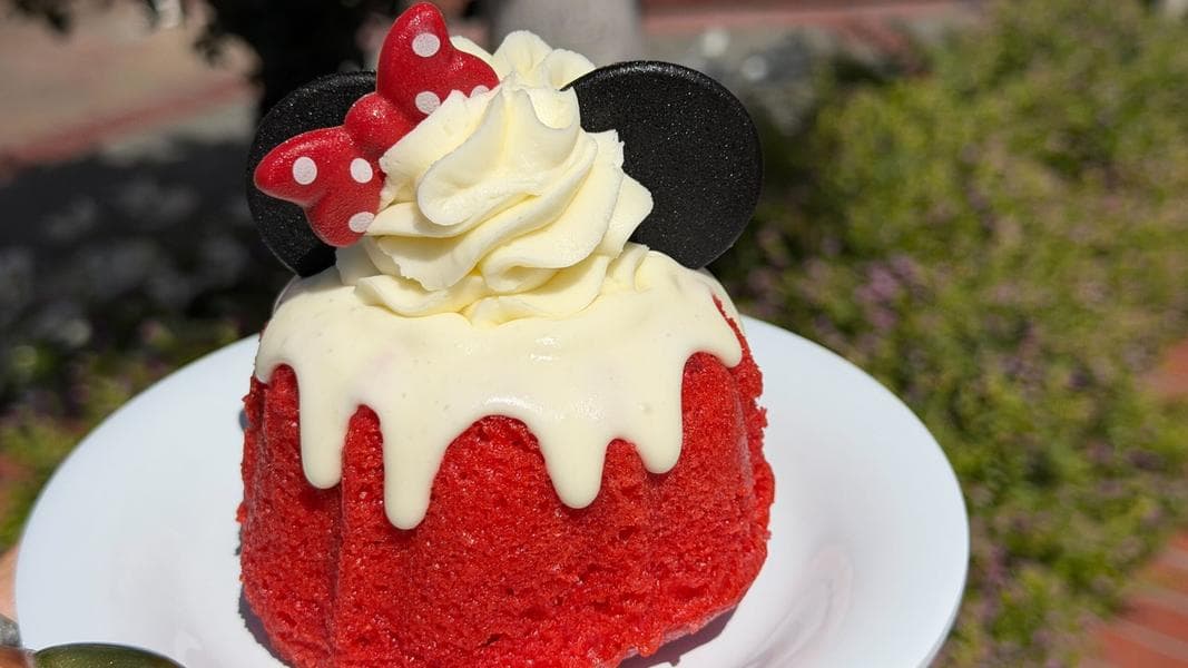 REVIEW: Strawberry Minnie Cake at Disneyland Resort