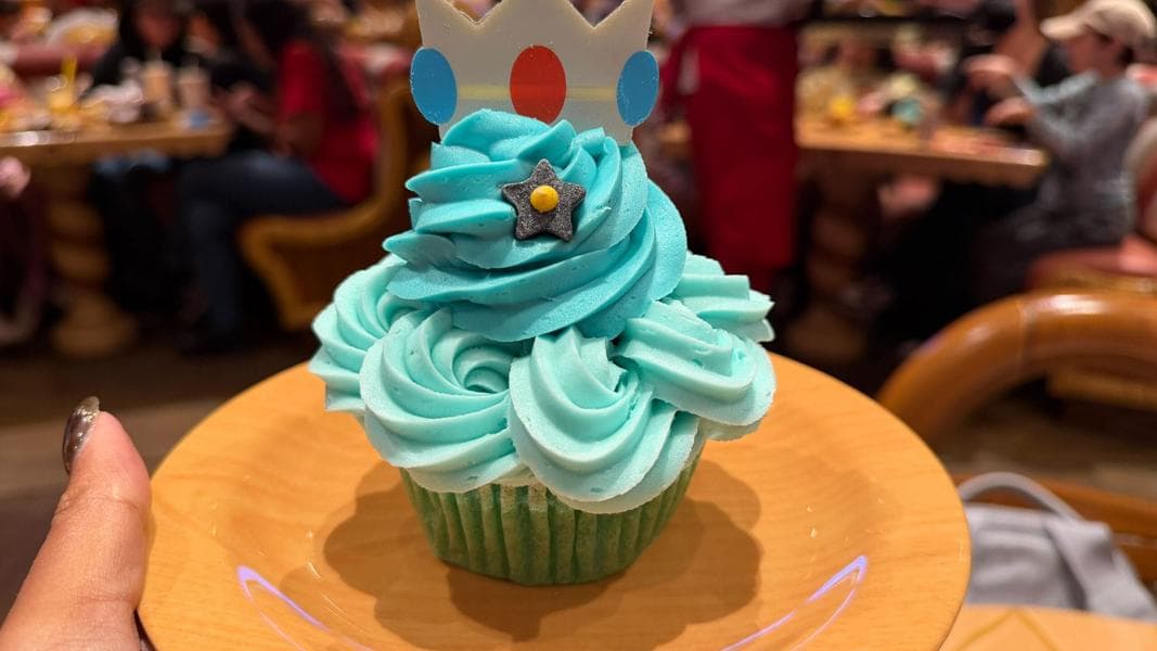 We Tried the Limited-Time Lemon-Blueberry Rosalina Cupcake at Super Nintendo World