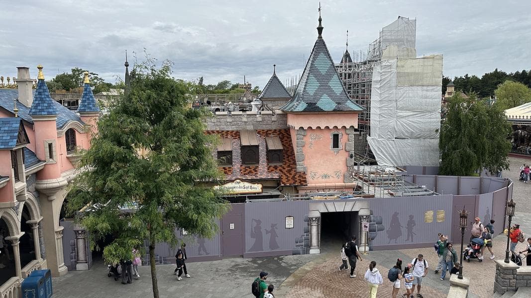 La Chaumière des Sept Nains roof work nears completion in Fantasyland as Blanche-Neige et les Sept Nains facade gets scaffolding