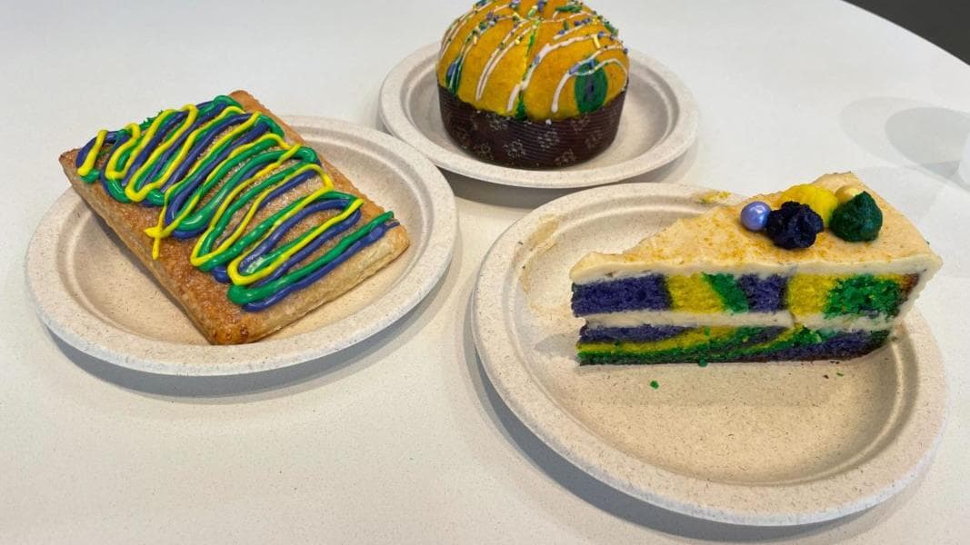 REVIEW: Mardi Gras King Cake Brioche, Pecan Tart, and Rum Cake at Today Cafe in Universal Studios Florida