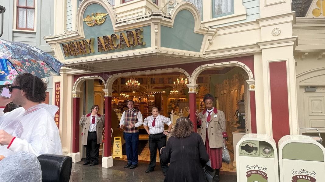 BREAKING: Half of Disneyland’s Main Street Evacuated