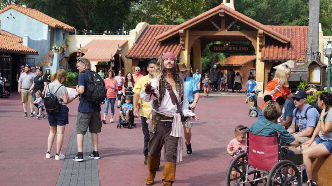 PHOTO REPORT: Magic Kingdom 10/31/19 (New Princess Storybook Playsets, New Christmas Merchandise, Construction Updates, and A Wandering Jack Sparrow)