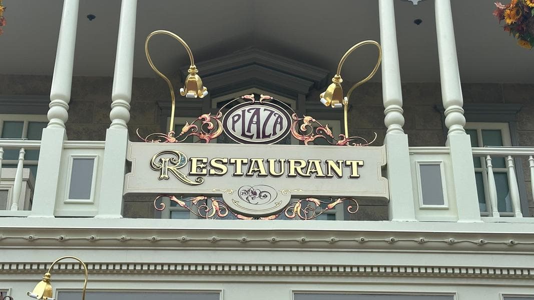 Starbucks & Landry’s Locations Return to 2026 Disney Dining Plan