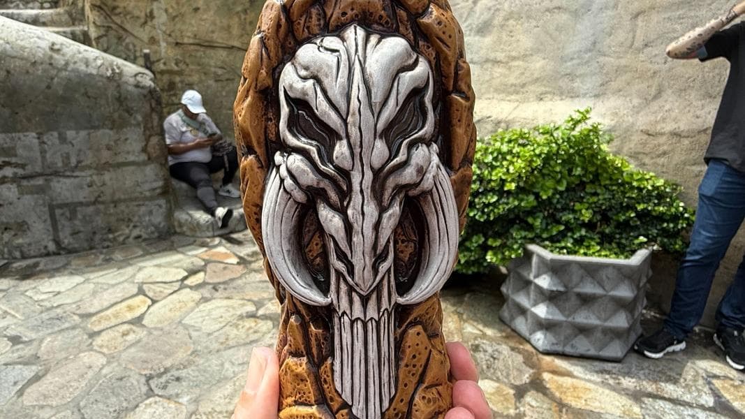 REVIEW: Mandalorian Souvenir Mythosaur Mug and Drink at Oga’s Cantina in Walt Disney World