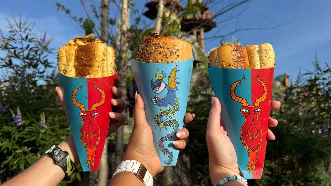 REVIEW: Mac & Cheese Cones From Hooligan’s Grog & Gruel in How to Train Your Dragon – Isle of Berk at Epic Universe