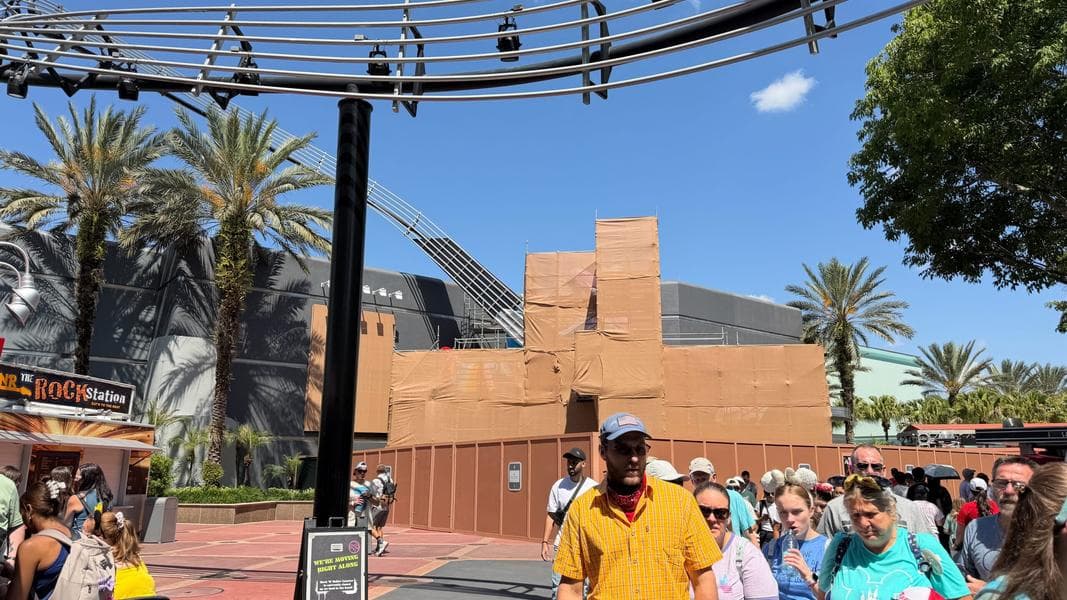 Rock ‘n’ Roller Coaster Starring The Muppets Guitar Painting Continues at Disney’s Hollywood Studios