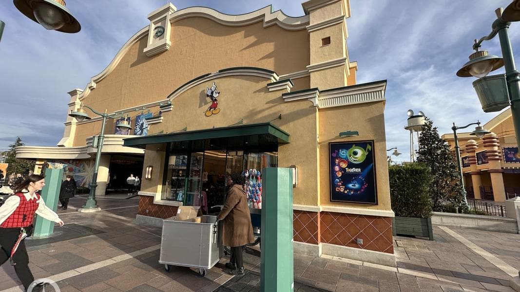 2 new merchandise kiosks on World Premiere Plaza